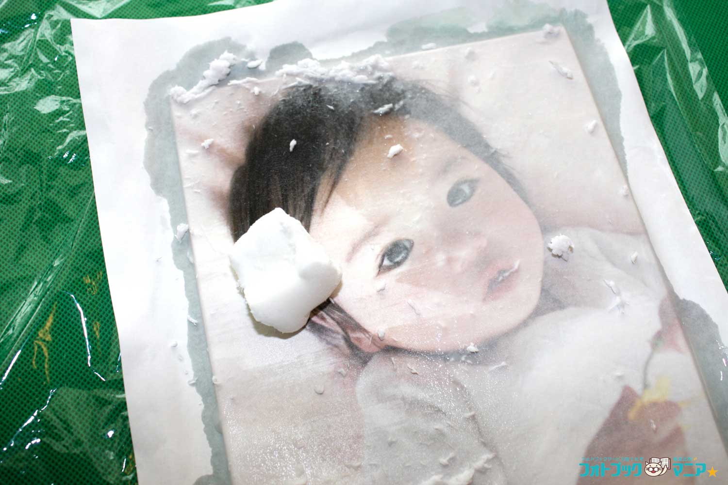 メラニンスポンジで擦ると、紙がポロポロ剥がれ、キャンバスに転写された写真がはっきりと見えてきます。