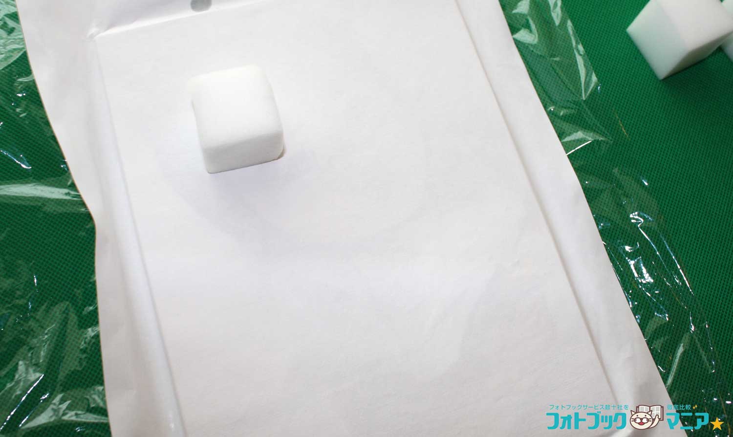 メラニンスポンジと、コップに入れた水を用意します。