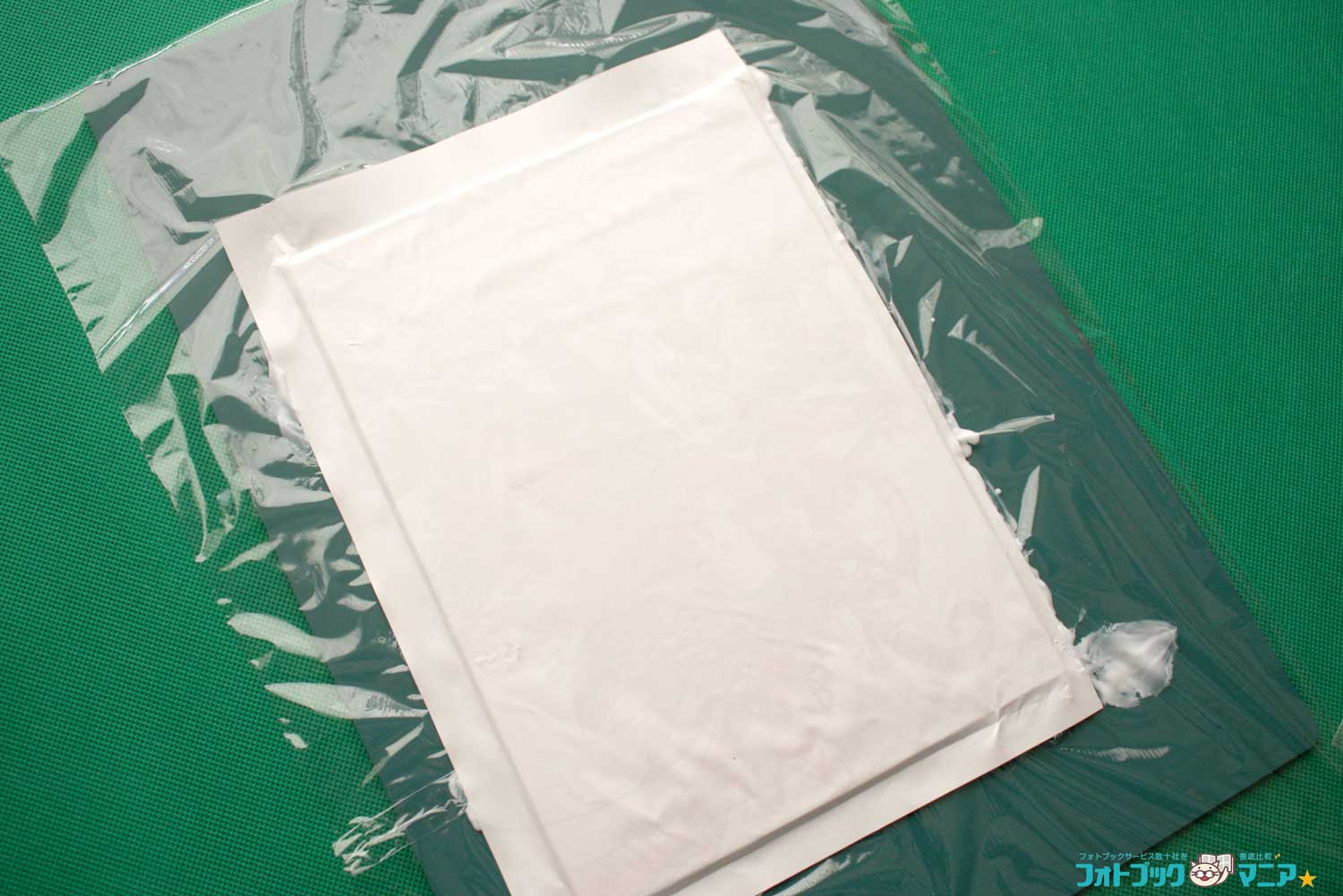 デコパージュを塗った用紙を、印刷面を下にして貼ります。なるべく気泡が入らないように、中央から外側へ押し広げます。