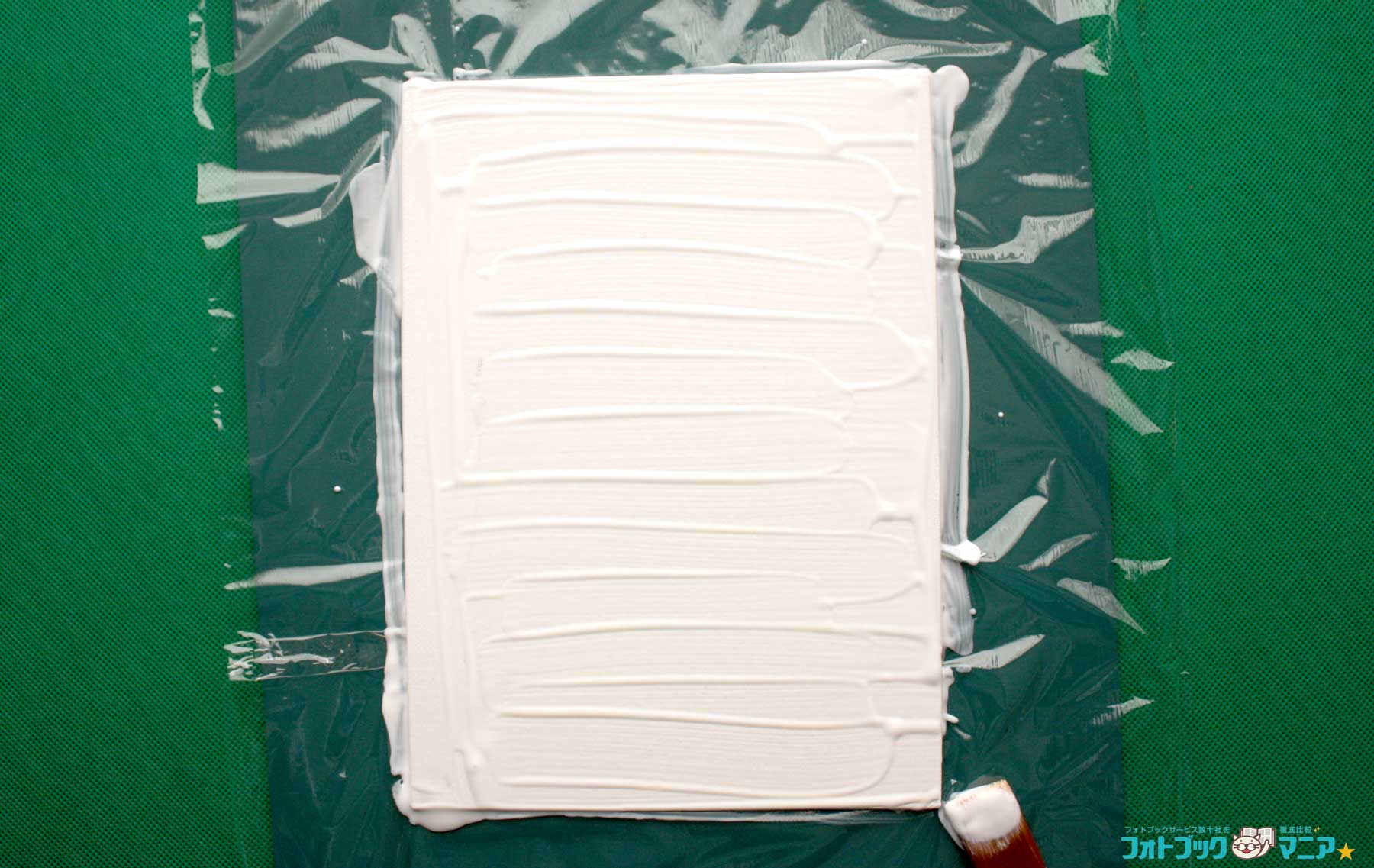 均一に広げます。このとき、キャンバスのサイド（縁）も必ず塗りましょう。