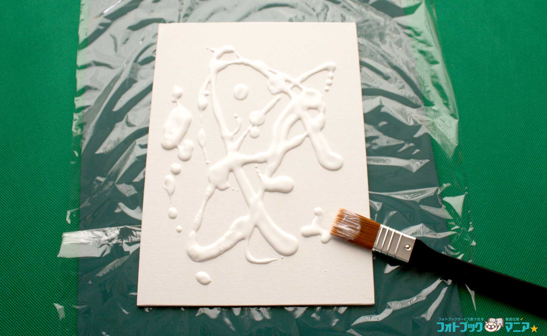 たっぷりと垂らして塗り広げます。キャンバス3枚でデコパージュを1本使い切るくらい塗りました。