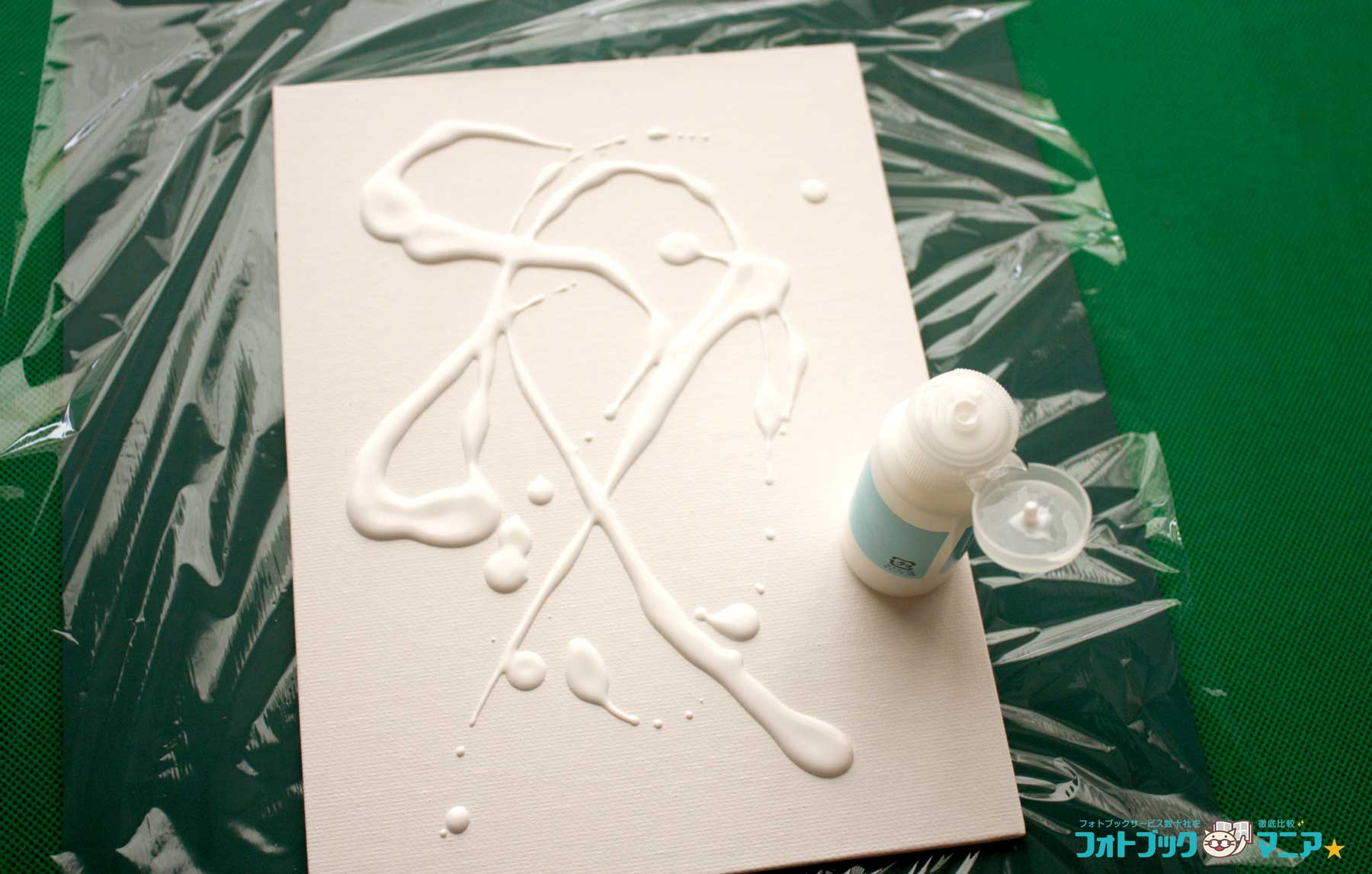 キャンバスの方にデコパージュを垂らします。