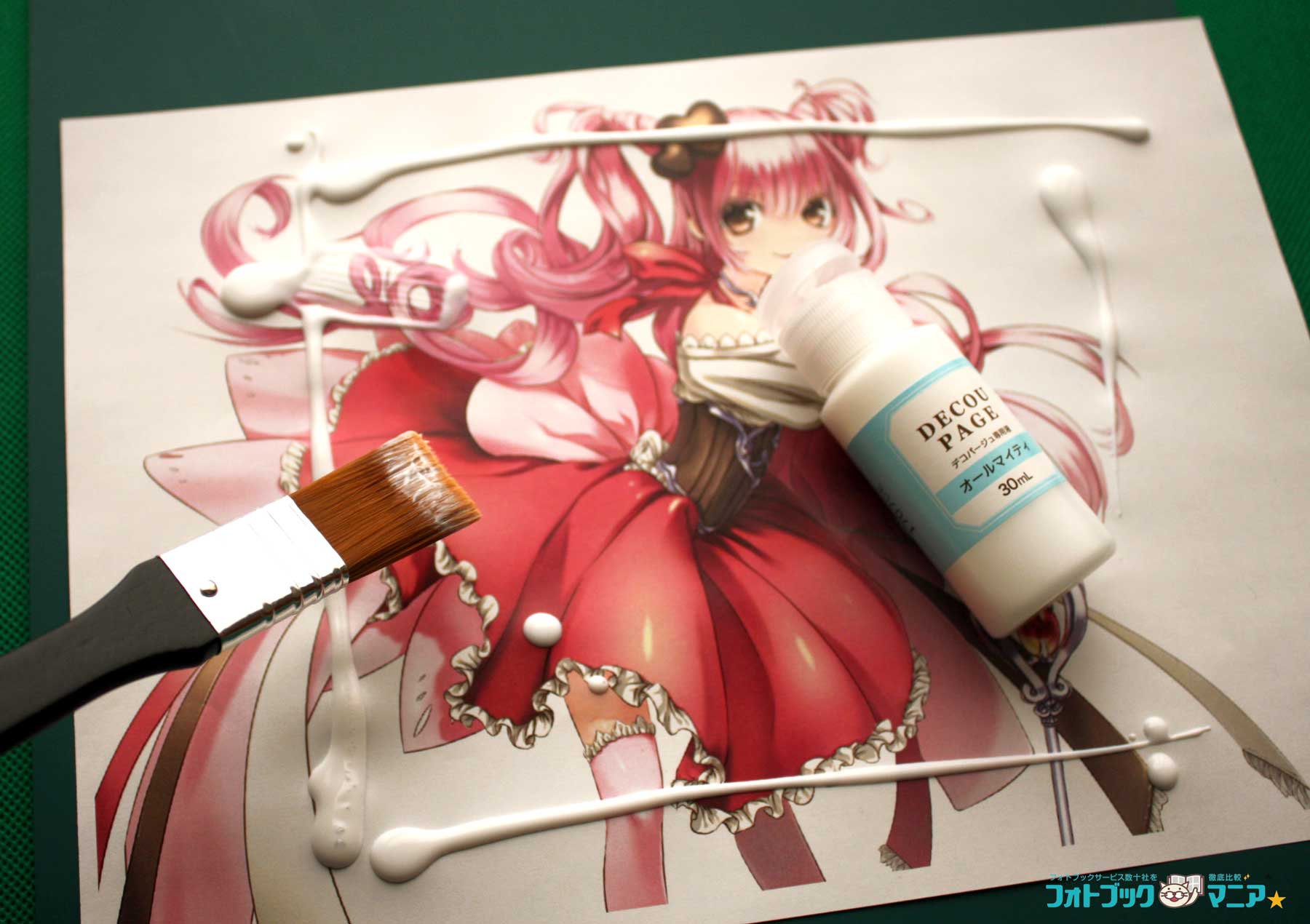 イラストの方にもデコパージュを塗ります