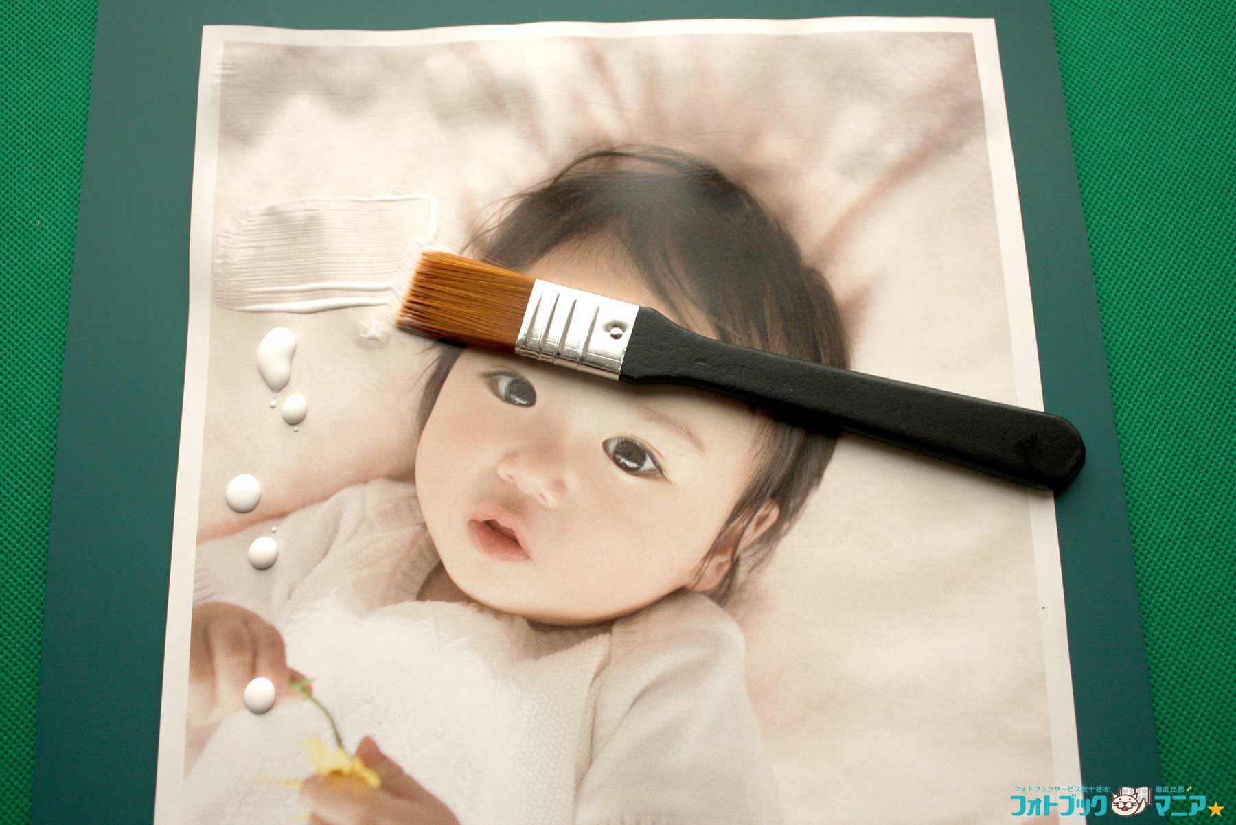 プリントした用紙にデコパージュを塗ります