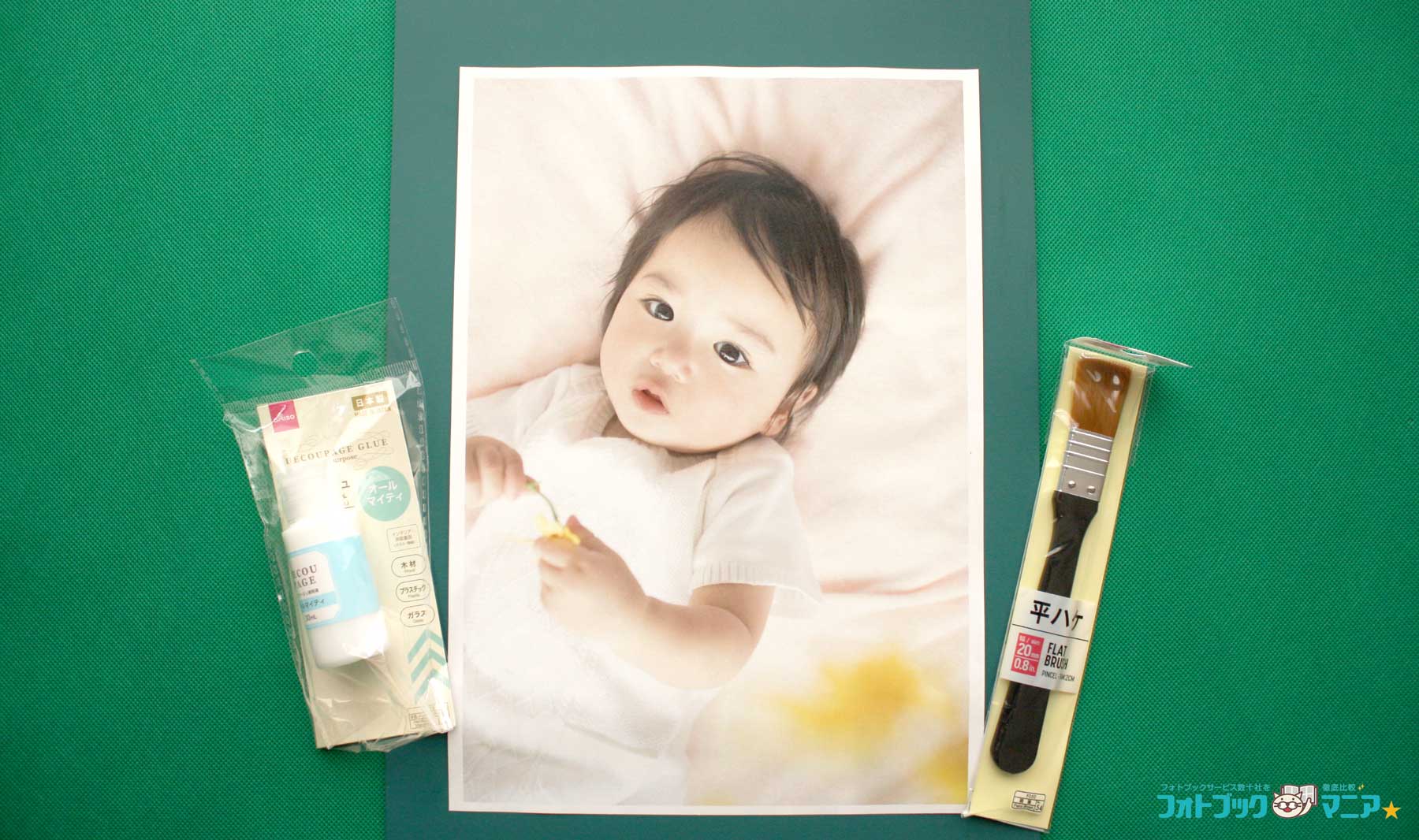 コンビニで普通紙にプリントした写真と、平筆、デコパージュ専用液を使います。