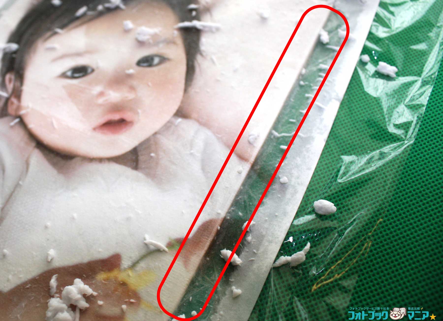 キャンバスの縁の部分も必ず擦りましょう。仕上がりのディテールが美しくなります。