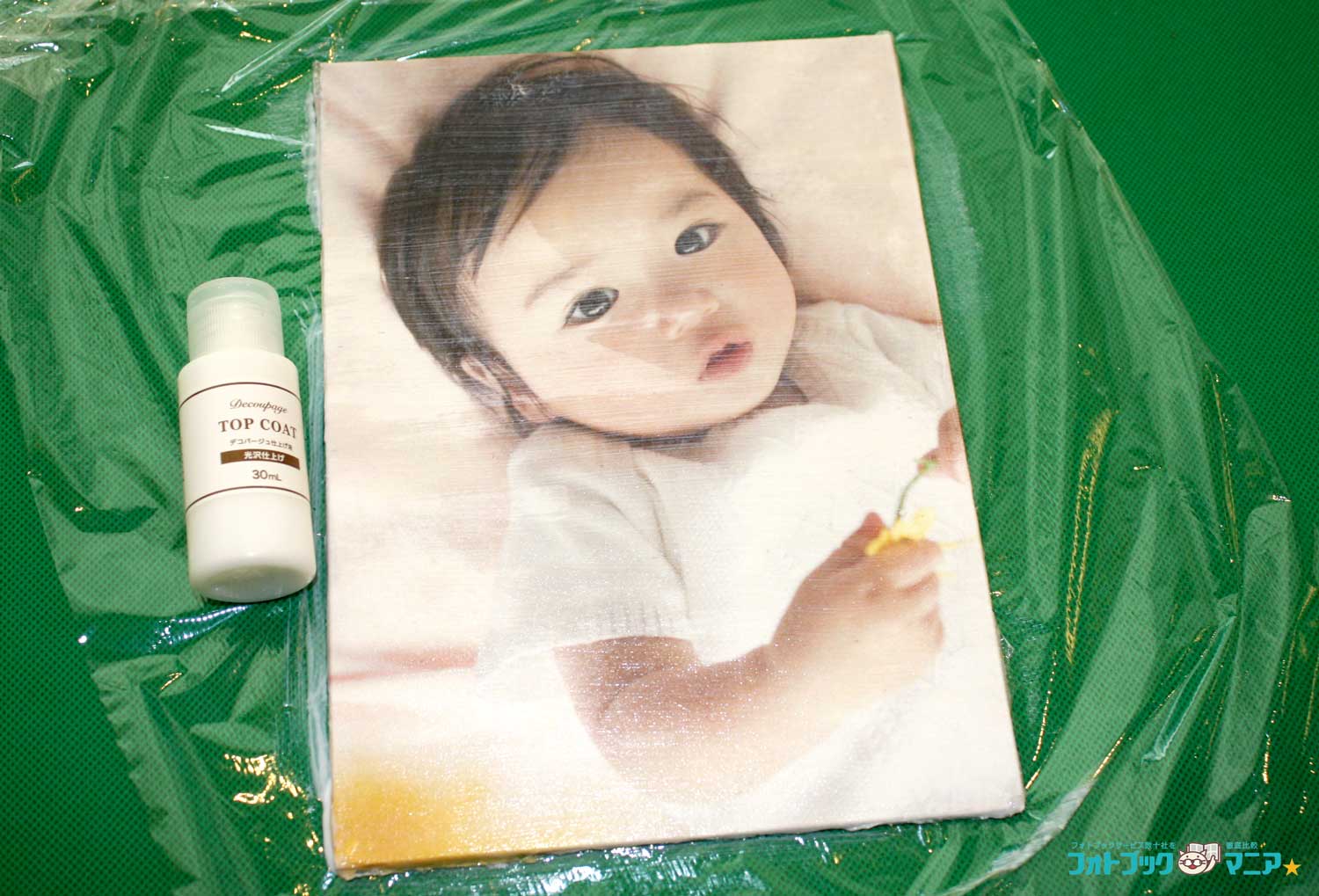 デコパージュ仕上げ液を塗る（写真）