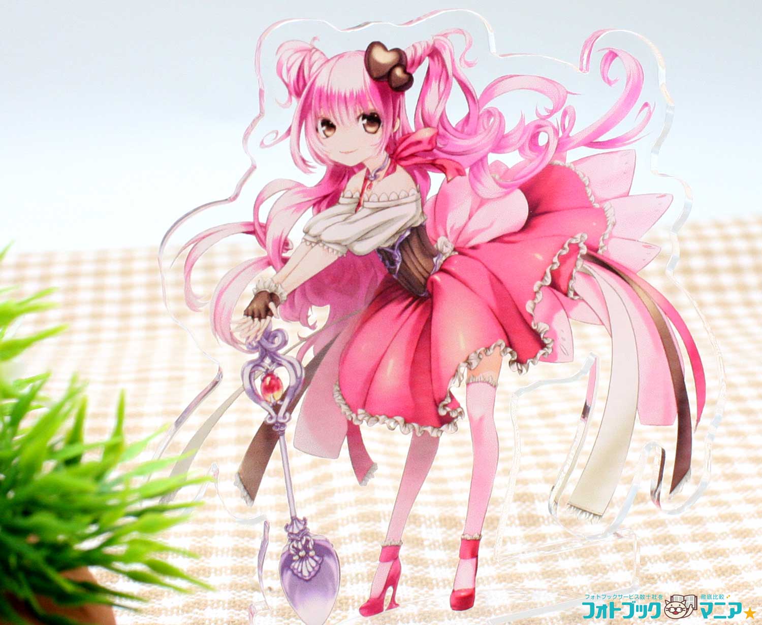 ピンクの髪とドレスのイラストで作ったアクリルスタンドの完成品