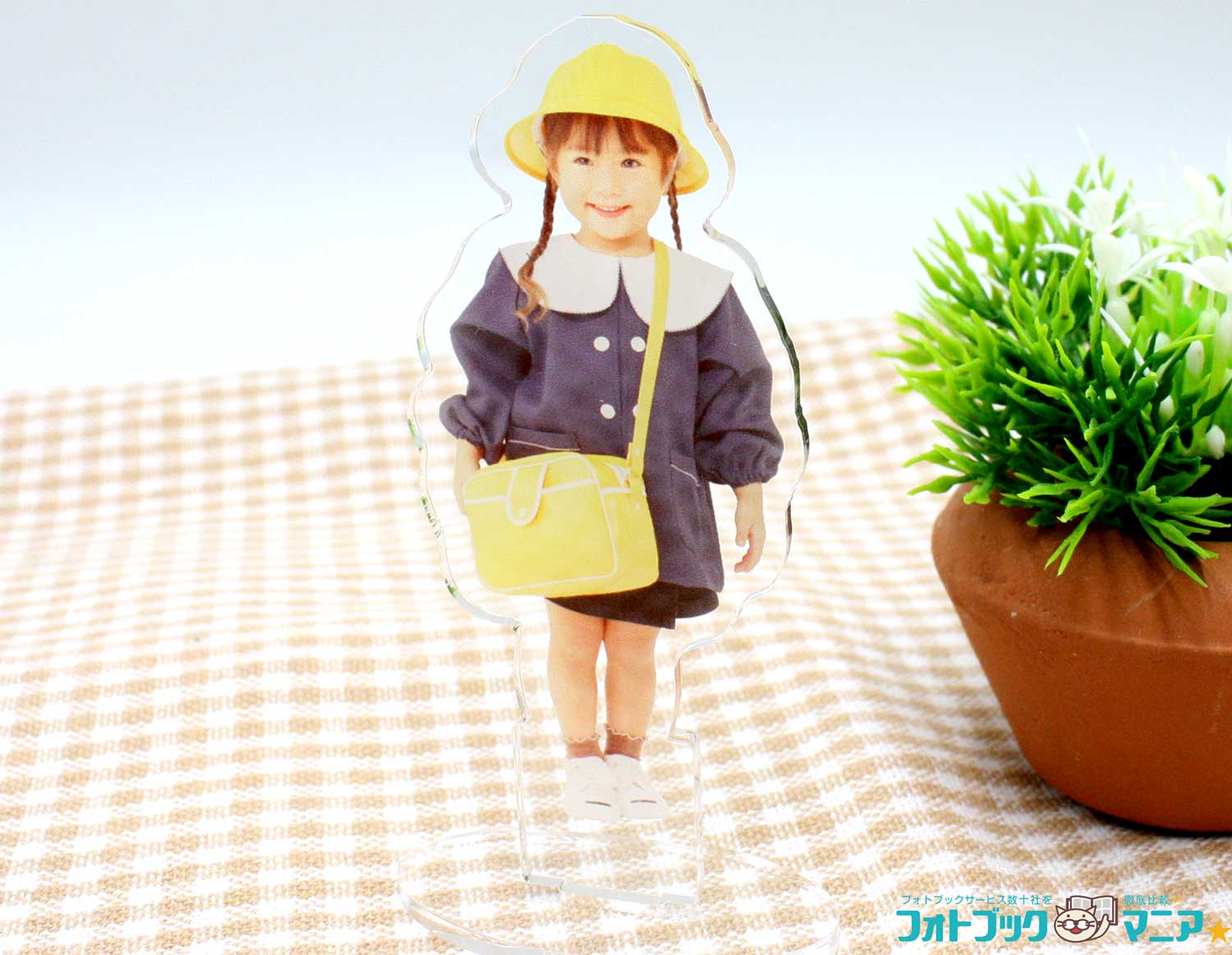黄色い帽子と園バッグを身につけた子どもの写真で作ったアクリルスタンド