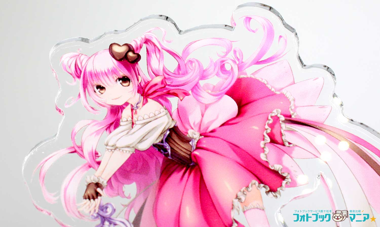 イラストの印刷部分のアップ。髪の細い線やフリル、ドレスの濃淡が見える