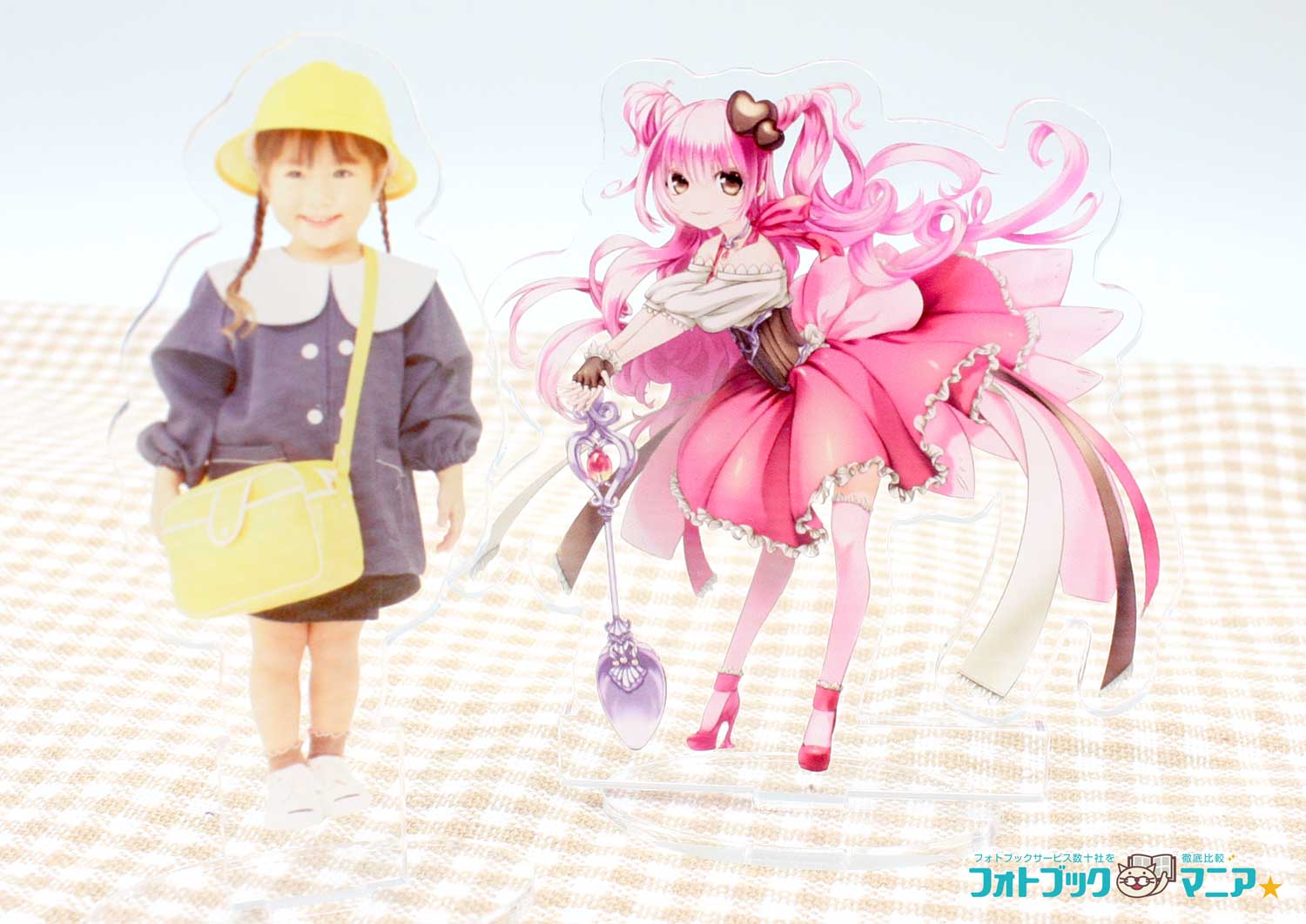 子どもの写真とピンクの衣装のイラストで作ったアクリルスタンドを並べた作例