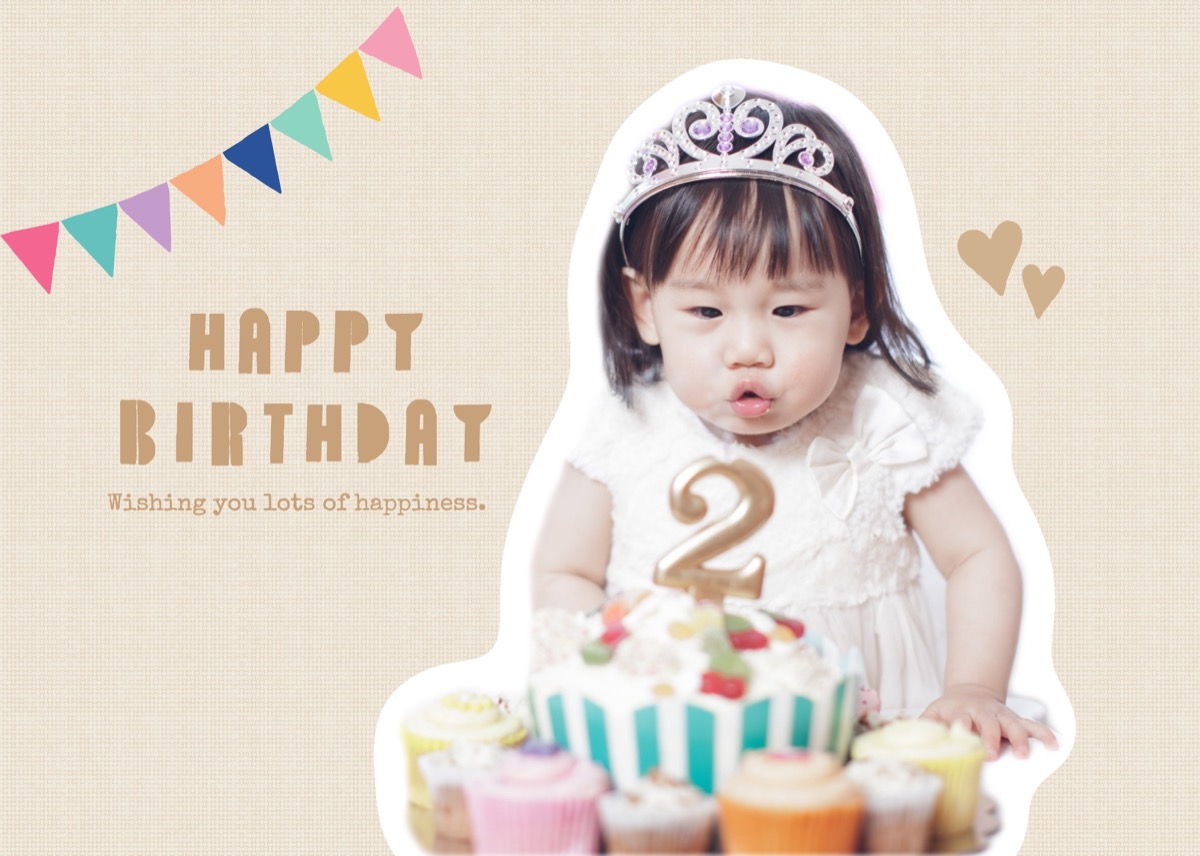 子どもの写真と文字を配置した誕生日プリントのデザイン見本
